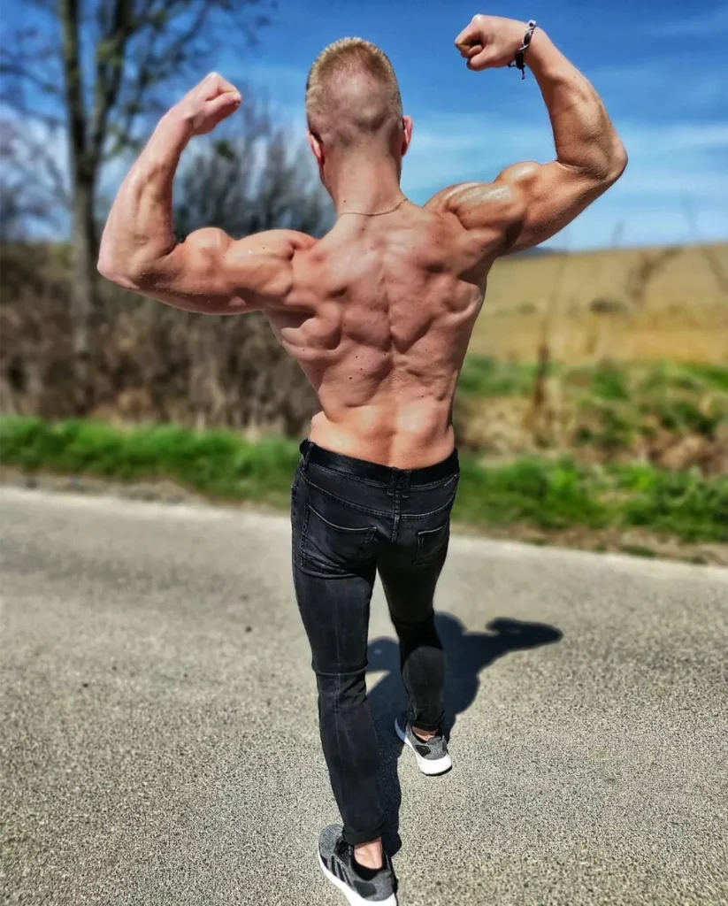 Filip Stehlik double biceps chrbat